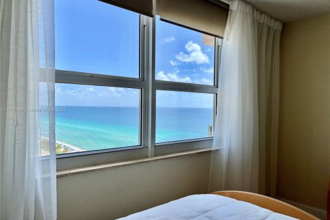 Condo in Hallandale Beach, Florida, 2 bedrooms  № 1868372 - photo 14