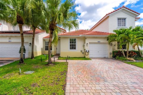 House in Miramar, Florida 3 bedrooms, 109.44 sq.m. № 1892222 - photo 1