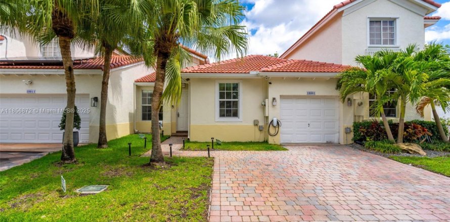 House in Miramar, Florida 3 bedrooms, 109.44 sq.m. № 1892222
