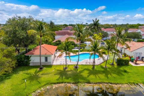 House in Miramar, Florida 3 bedrooms, 109.44 sq.m. № 1892222 - photo 10