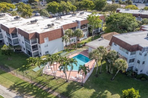 Copropriété à louer à Tamarac, Floride: 2 chambres, 100.15 m2 № 1987286 - photo 1