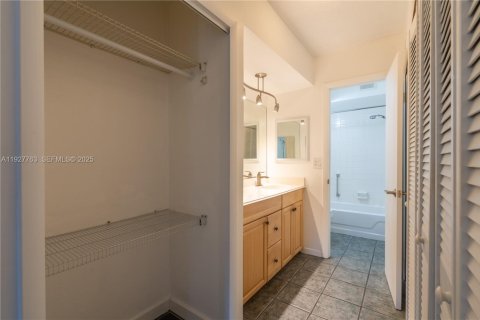 Copropriété à louer à Tamarac, Floride: 2 chambres, 100.15 m2 № 1987286 - photo 9