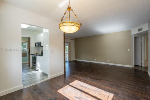 Copropriété à louer à Tamarac, Floride: 2 chambres, 100.15 m2 № 1987286 - photo 13