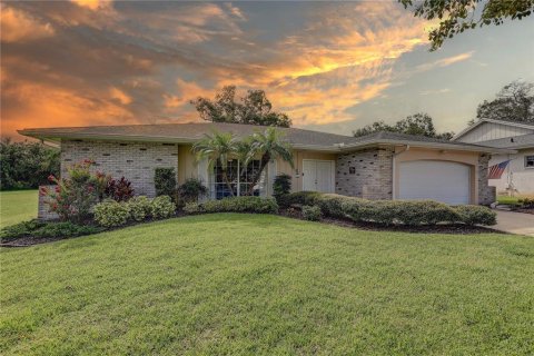House in Hudson, Florida 4 bedrooms, 196.58 sq.m. № 1821181 - photo 1