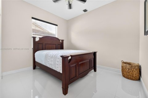 House in Pembroke Pines, Florida 5 bedrooms, 253.9 sq.m. № 2282236 - photo 24