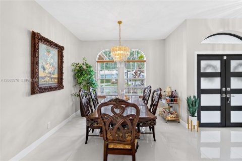 House in Pembroke Pines, Florida 5 bedrooms, 253.9 sq.m. № 2282236 - photo 13
