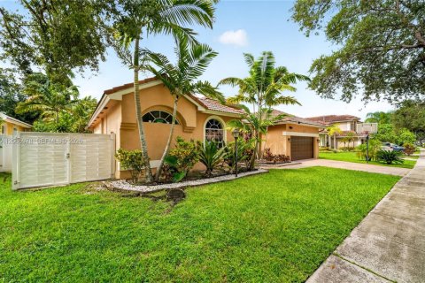 House in Pembroke Pines, Florida 5 bedrooms, 253.9 sq.m. № 2282236 - photo 5