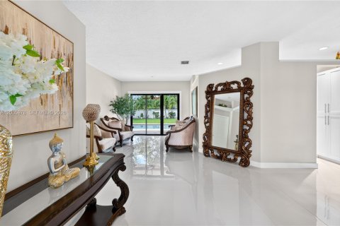 House in Pembroke Pines, Florida 5 bedrooms, 253.9 sq.m. № 2282236 - photo 6