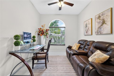 House in Pembroke Pines, Florida 5 bedrooms, 253.9 sq.m. № 2282236 - photo 18