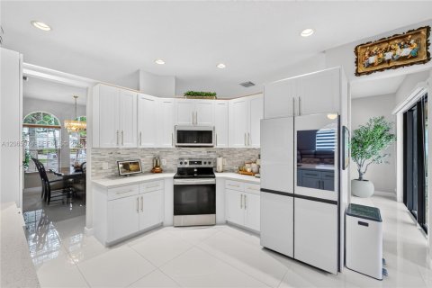 House in Pembroke Pines, Florida 5 bedrooms, 253.9 sq.m. № 2282236 - photo 14