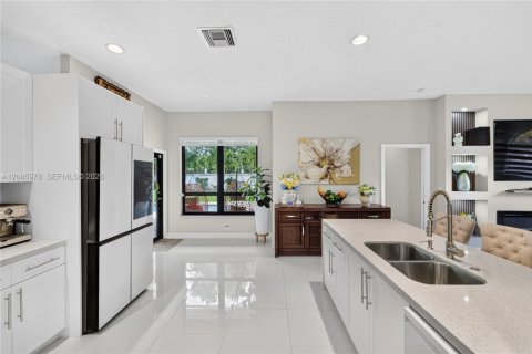 House in Pembroke Pines, Florida 5 bedrooms, 253.9 sq.m. № 2282236 - photo 15