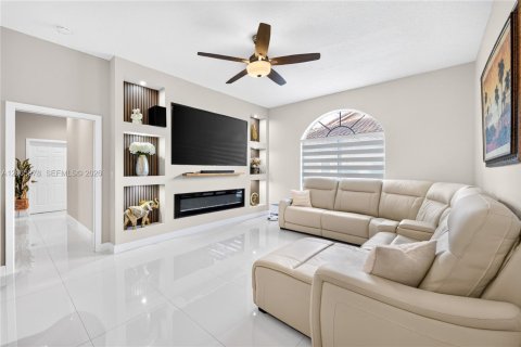 House in Pembroke Pines, Florida 5 bedrooms, 253.9 sq.m. № 2282236 - photo 10