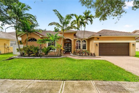 House in Pembroke Pines, Florida 5 bedrooms, 253.9 sq.m. № 2282236 - photo 3