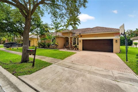 House in Pembroke Pines, Florida 5 bedrooms, 253.9 sq.m. № 2282236