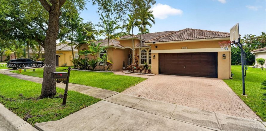 House in Pembroke Pines, Florida 5 bedrooms, 253.9 sq.m. № 2282236