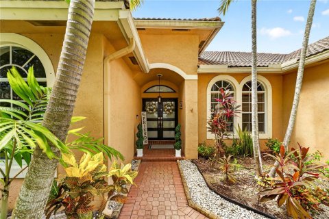 House in Pembroke Pines, Florida 5 bedrooms, 253.9 sq.m. № 2282236 - photo 4