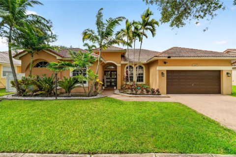 House in Pembroke Pines, Florida 5 bedrooms, 253.9 sq.m. № 2282236 - photo 2