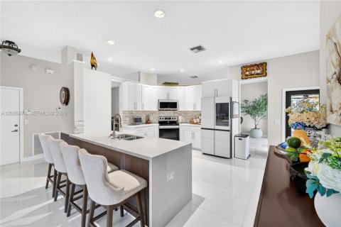 House in Pembroke Pines, Florida 5 bedrooms, 253.9 sq.m. № 2282236 - photo 17