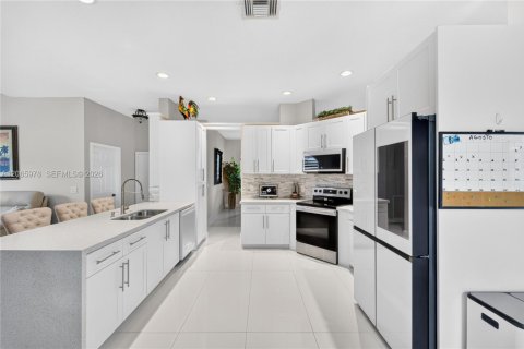 House in Pembroke Pines, Florida 5 bedrooms, 253.9 sq.m. № 2282236 - photo 16