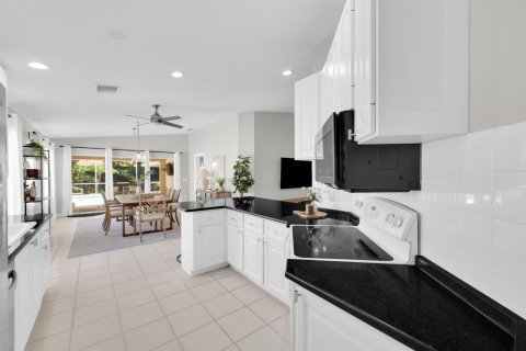 House in Palm City, Florida 2 bedrooms, 143.07 sq.m. № 2191156 - photo 9