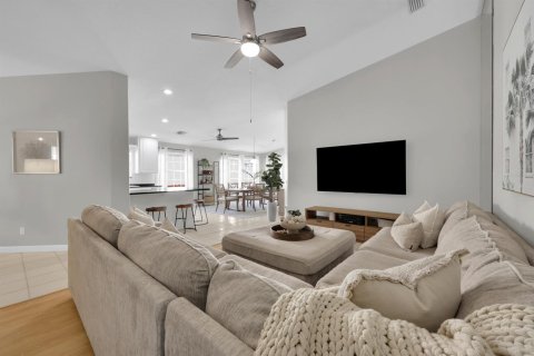 House in Palm City, Florida 2 bedrooms, 143.07 sq.m. № 2191156 - photo 7