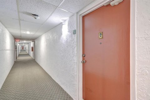 Condo in Wilton Manors, Florida, 1 bedroom  № 1850890 - photo 11