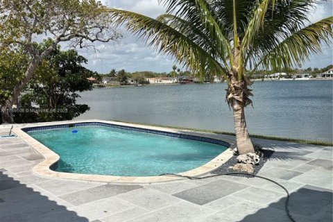 Casa en venta en Miami, Florida, 3 dormitorios, 199.83 m2 № 1696164 - foto 2