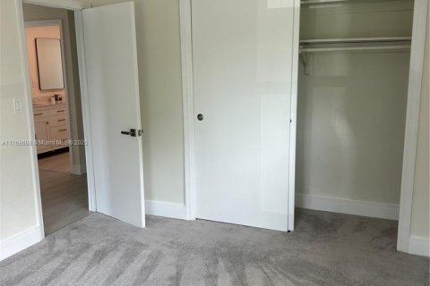 Casa en venta en Miami, Florida, 3 dormitorios, 199.83 m2 № 1696164 - foto 13