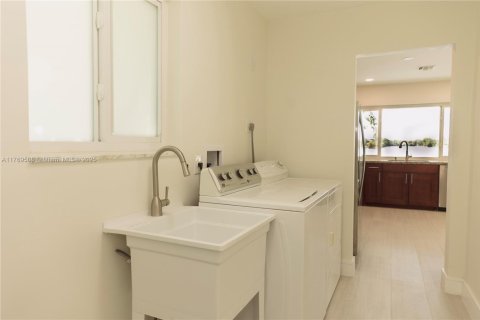 Casa en venta en Miami, Florida, 3 dormitorios, 199.83 m2 № 1696164 - foto 28
