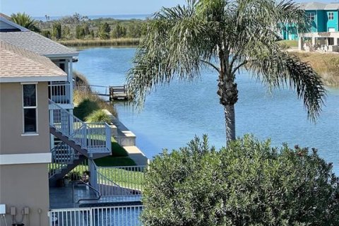 House in Hernando Beach, Florida 3 bedrooms, 199.28 sq.m. № 2106324 - photo 23