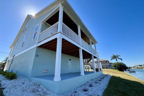 House in Hernando Beach, Florida 3 bedrooms, 199.28 sq.m. № 2106324 - photo 22