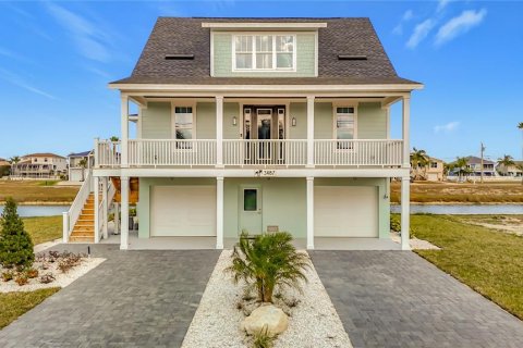 House in Hernando Beach, Florida 3 bedrooms, 199.28 sq.m. № 2106324
