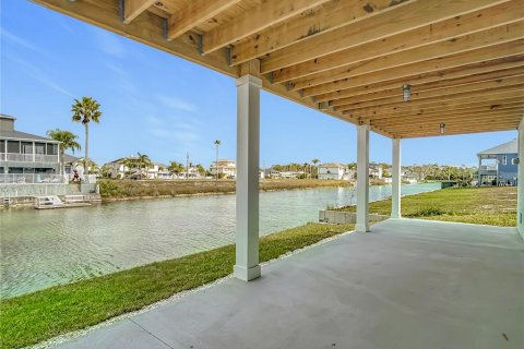House in Hernando Beach, Florida 3 bedrooms, 199.28 sq.m. № 2106324 - photo 6