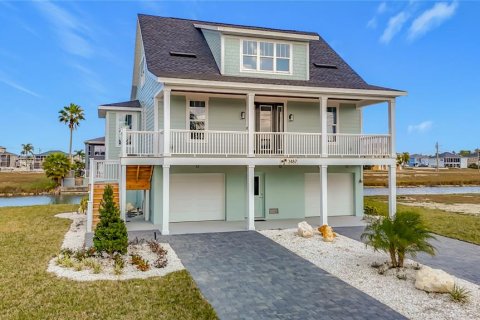 House in Hernando Beach, Florida 3 bedrooms, 199.28 sq.m. № 2106324 - photo 3