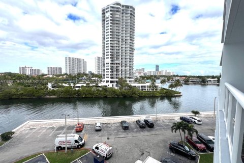 Copropriété à louer à Aventura, Floride: 2 chambres, 105.82 m2 № 2080711 - photo 11