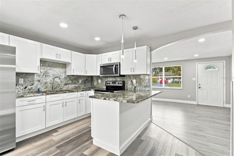 Villa ou maison à louer à Port Richey, Floride: 3 chambres, 130.43 m2 № 2425470 - photo 10