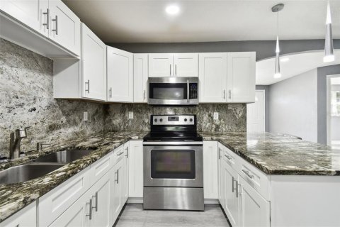 Villa ou maison à louer à Port Richey, Floride: 3 chambres, 130.43 m2 № 2425470 - photo 6