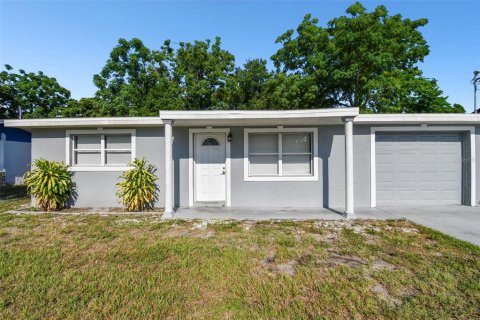 Villa ou maison à louer à Port Richey, Floride: 3 chambres, 130.43 m2 № 2425470 - photo 2