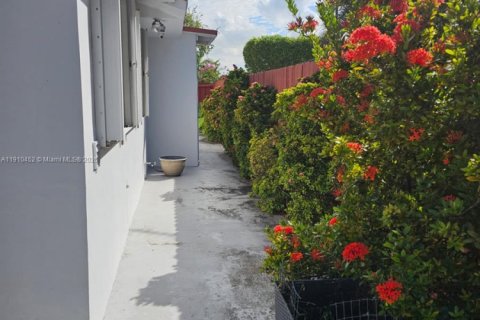 Villa ou maison à vendre à Miami, Floride: 4 chambres, 272.76 m2 № 1971861 - photo 4