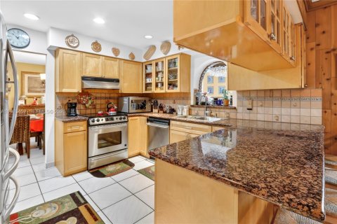 House in Miami, Florida 4 bedrooms, 272.76 sq.m. № 1971861 - photo 12