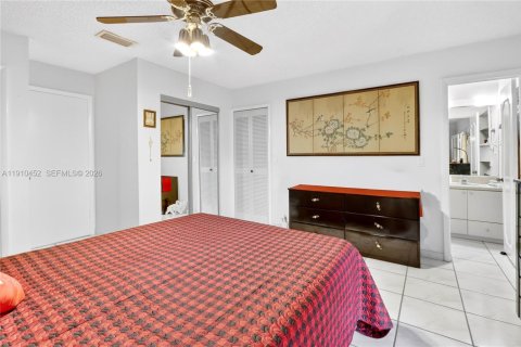 House in Miami, Florida 4 bedrooms, 272.76 sq.m. № 1971861 - photo 21