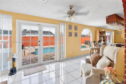 House in Miami, Florida 4 bedrooms, 272.76 sq.m. № 1971861 - photo 10