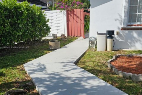 Villa ou maison à vendre à Miami, Floride: 4 chambres, 272.76 m2 № 1971861 - photo 3
