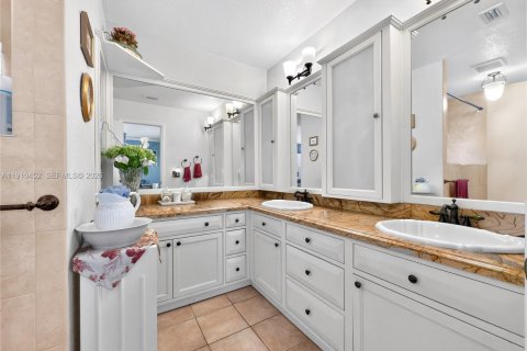 House in Miami, Florida 4 bedrooms, 272.76 sq.m. № 1971861 - photo 16