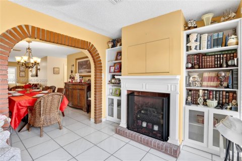 House in Miami, Florida 4 bedrooms, 272.76 sq.m. № 1971861 - photo 8