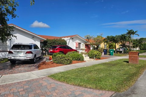 Villa ou maison à vendre à Miami, Floride: 4 chambres, 272.76 m2 № 1971861 - photo 2