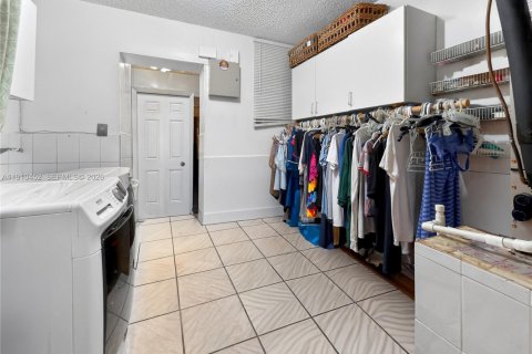 House in Miami, Florida 4 bedrooms, 272.76 sq.m. № 1971861 - photo 30