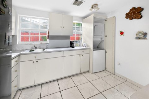 House in Miami, Florida 4 bedrooms, 272.76 sq.m. № 1971861 - photo 26