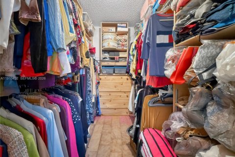 House in Miami, Florida 4 bedrooms, 272.76 sq.m. № 1971861 - photo 18