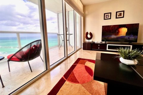Condo in Hallandale Beach, Florida, 1 bedroom  № 2060465